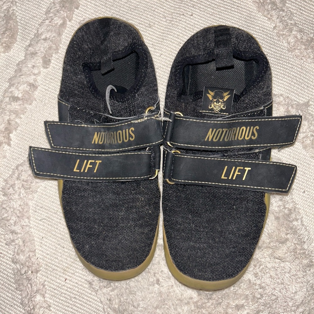 Notorious lift slippers